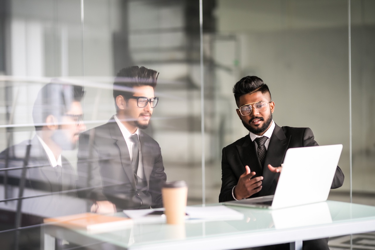 workers-in-office-discuss-solutions